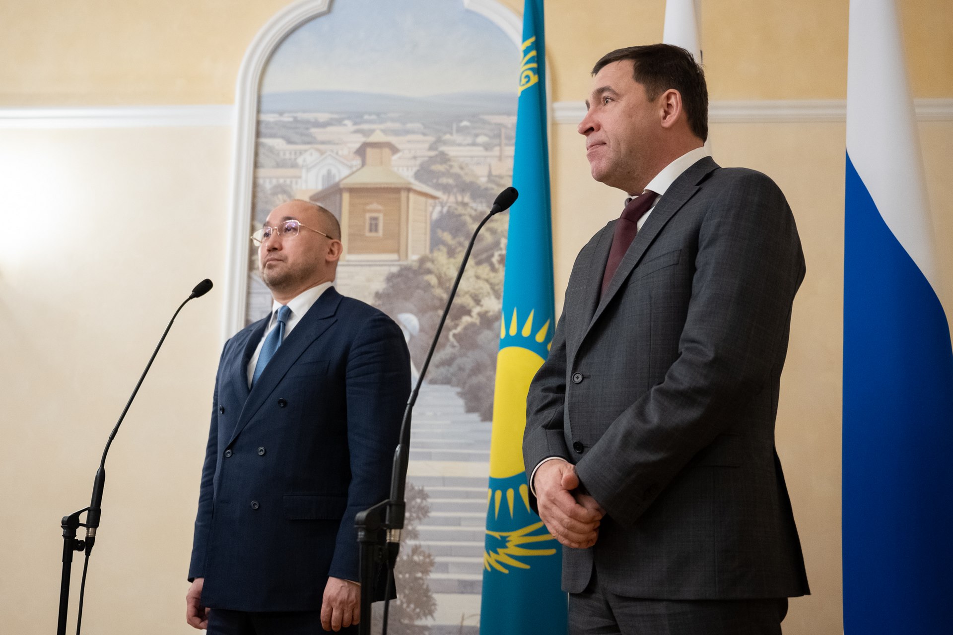 Свердловский губернатор Евгений Куйвашев предложил Послу Казахстана в РФ Даурену Абаеву расширять сотрудничество в сферах промышленности и образования